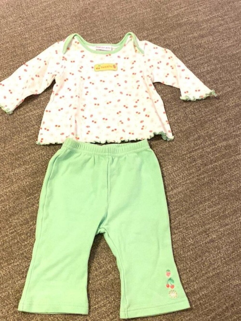 Carter’s Just One You baby outfit set green/white